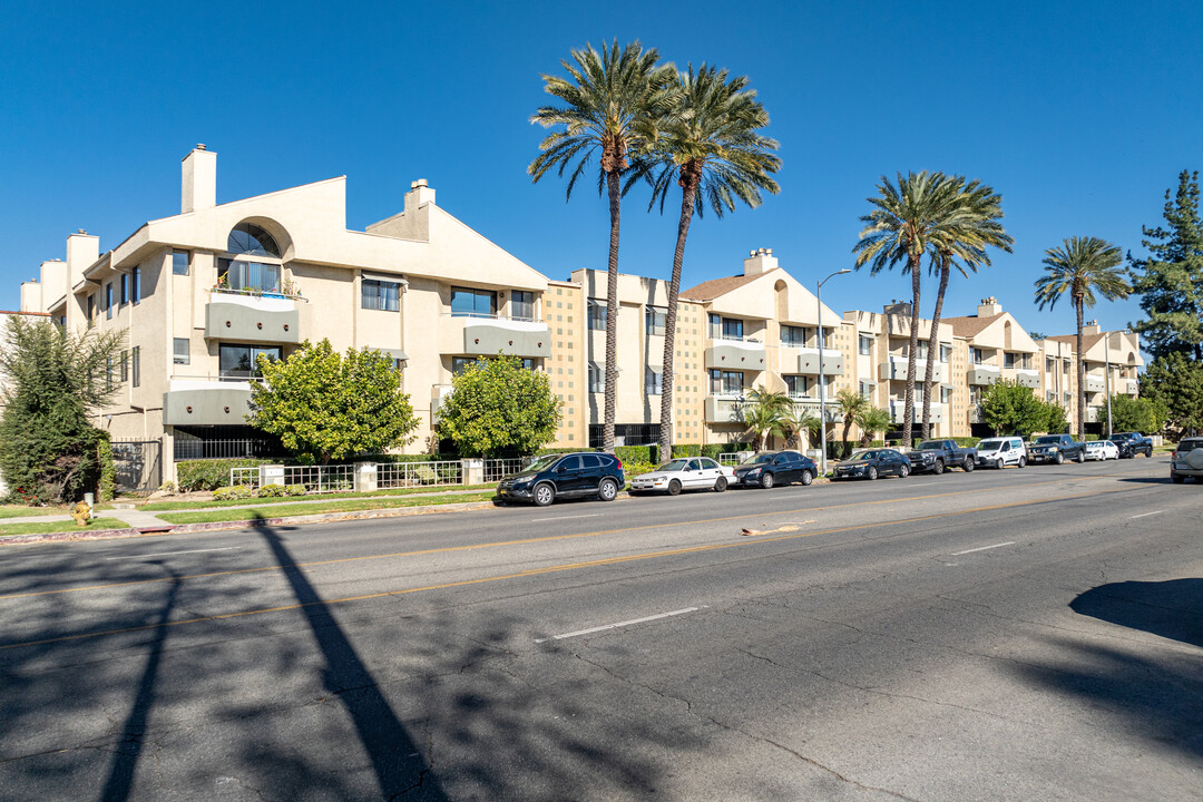 19009 Sherman Way in Reseda, CA - Building Photo