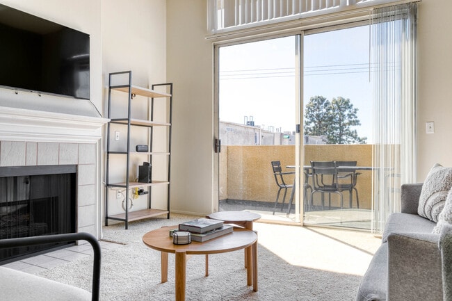 1561 S Barrington Ave in Los Angeles, CA - Foto de edificio - Building Photo