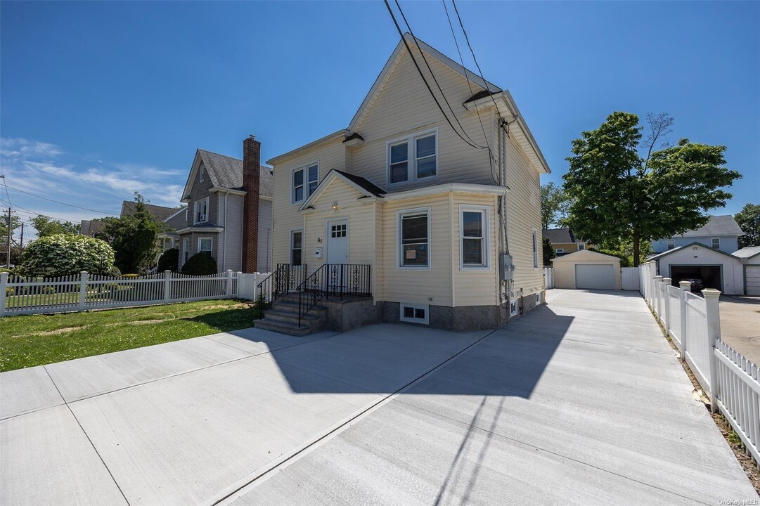 81 Lynbrook Ave in Lynbrook, NY - Building Photo