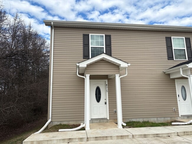 315 Davis St in Cowan, TN - Foto de edificio - Building Photo
