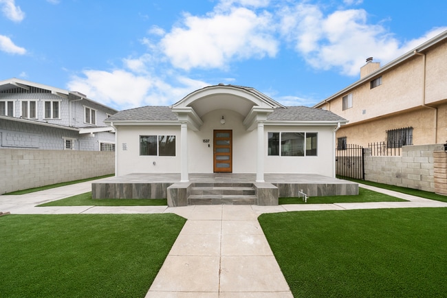 property at 1537 N Kingsley Dr