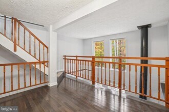 8474 Sugar Creek Ln in Springfield, VA - Building Photo - Building Photo