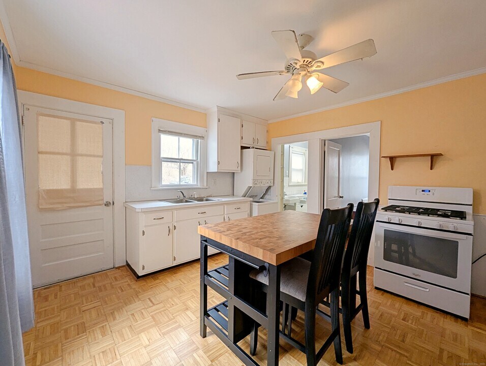 33 Red Mountain Ave in Torrington, CT - Building Photo