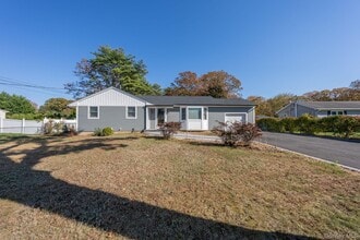 831 Sycamore Ave in Bohemia, NY - Building Photo - Building Photo