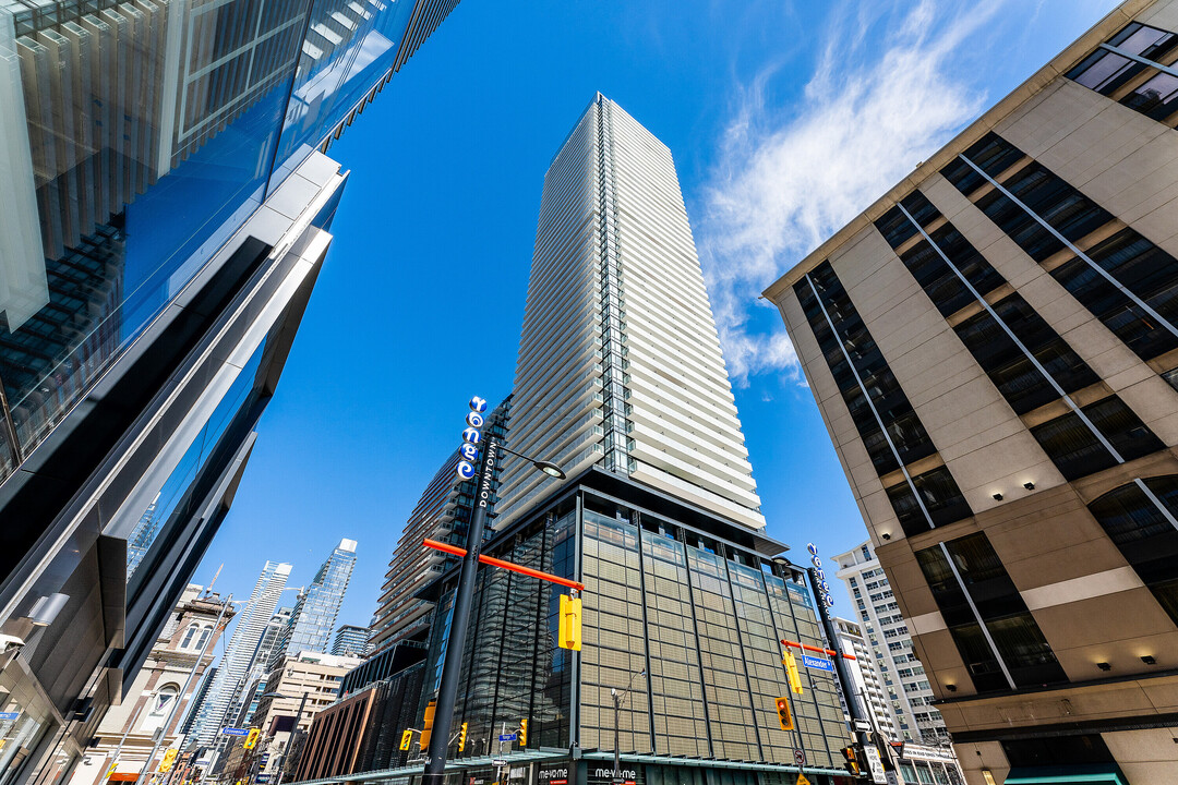 501 Yonge St in Toronto, ON - Building Photo