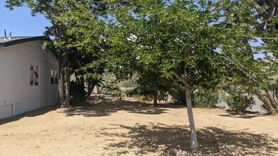 7475 Inca Trl, Unit #2 in Yucca Valley, CA - Foto de edificio - Building Photo