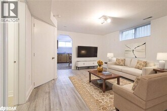 34 Glenmanor Dr in Oakville, ON - Building Photo - Building Photo