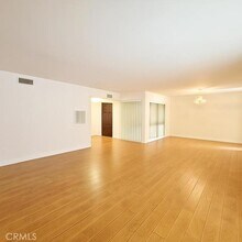 5301 Balboa Blvd in Los Angeles, CA - Building Photo - Building Photo