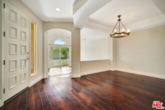 6463 Zuma View Pl in Malibu, CA - Foto de edificio - Building Photo