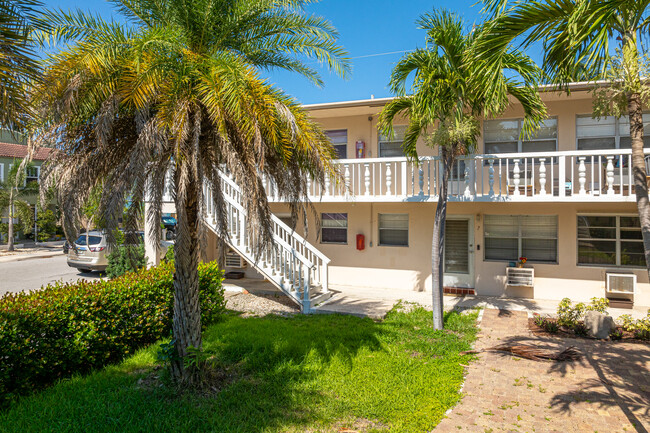 Mercantorya Apts Condominium in Lake Worth, FL - Foto de edificio - Building Photo