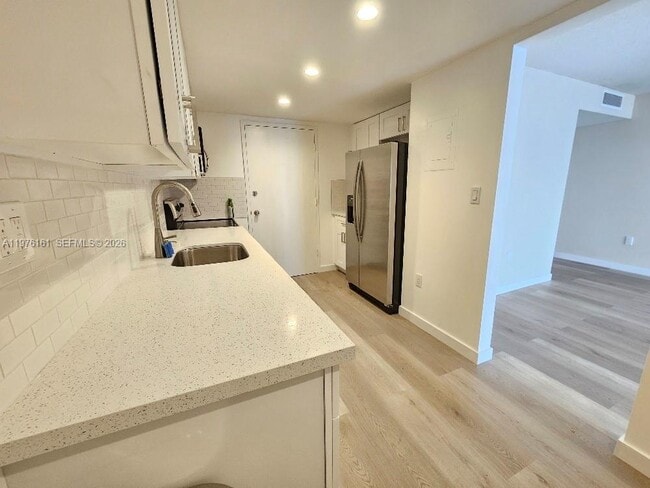 18081 Biscayne Blvd in Aventura, FL - Building Photo - Building Photo