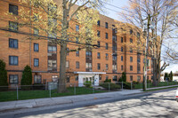 Totten Towers in Hempstead, NY - Foto de edificio - Building Photo