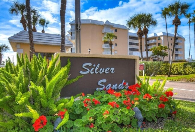 6650 Sunset Way in St Pete Beach, FL - Foto de edificio - Building Photo