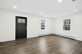 125 Patchogue Ave in Mastic, NY - Building Photo - Building Photo