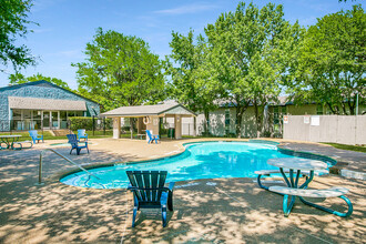 Spring Valley in Euless, TX - Foto de edificio - Building Photo