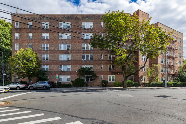 The Alderton in Rego Park, NY - Foto de edificio - Building Photo