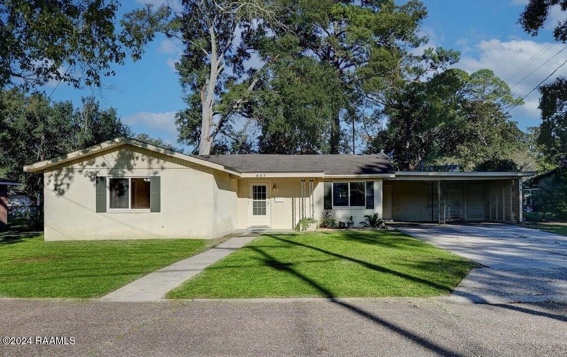 607 Magnolia Ave in New Iberia, LA - Building Photo