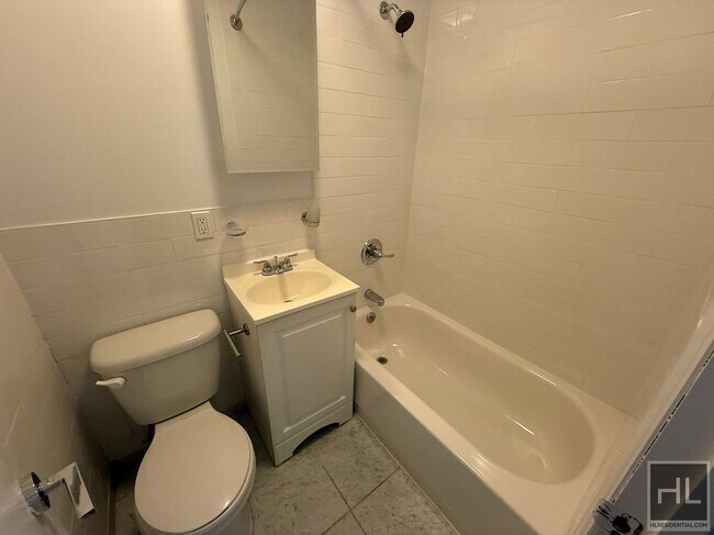 East 61 Street in New York, NY - Foto de edificio - Building Photo