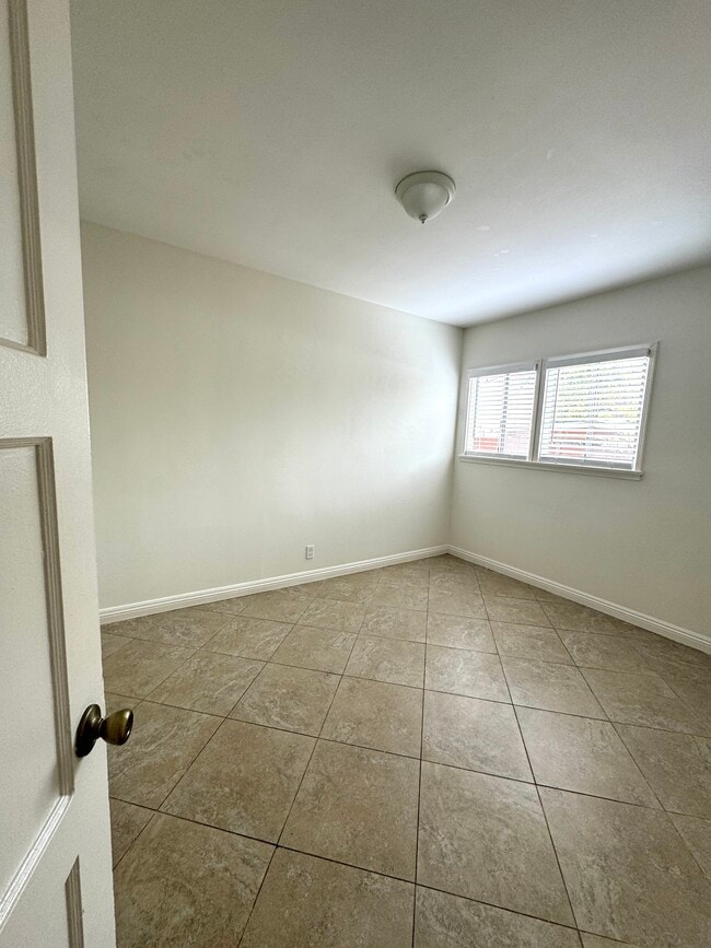2240 28th St, Unit B