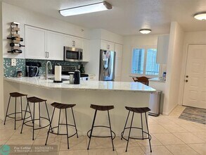 2112 S Cypress Bend Dr in Pompano Beach, FL - Building Photo - Building Photo