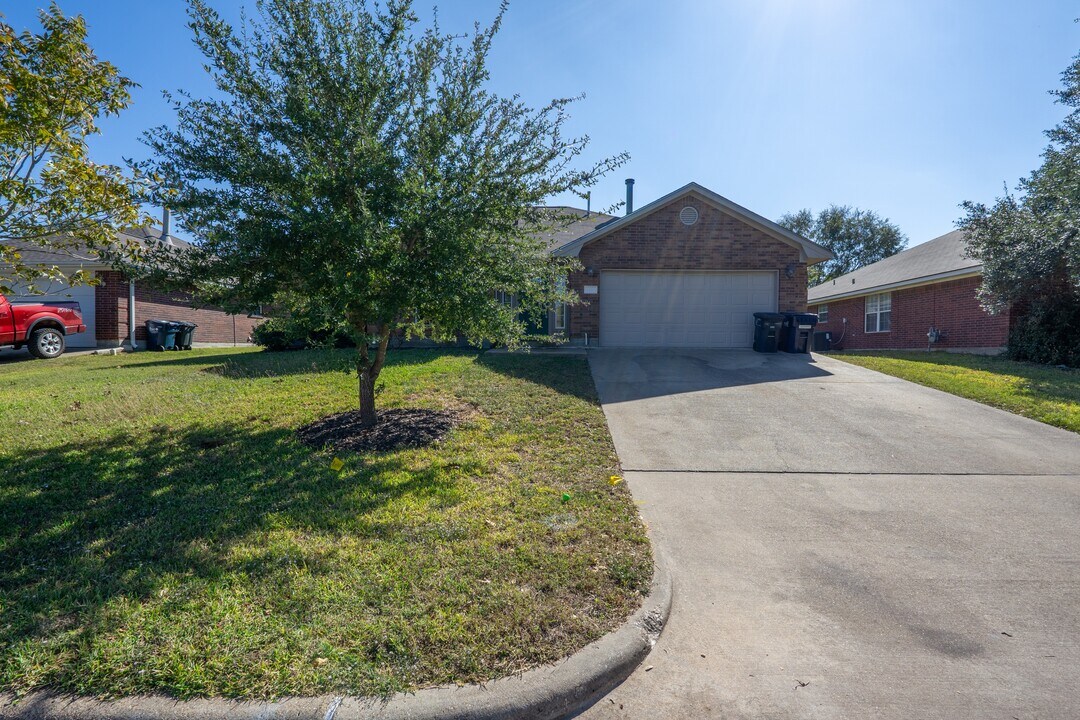 1520 Strasburg Cir in College Station, TX - Building Photo