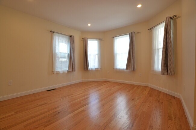 9 Curtis St, Unit 2 in Somerville, MA - Building Photo - Building Photo