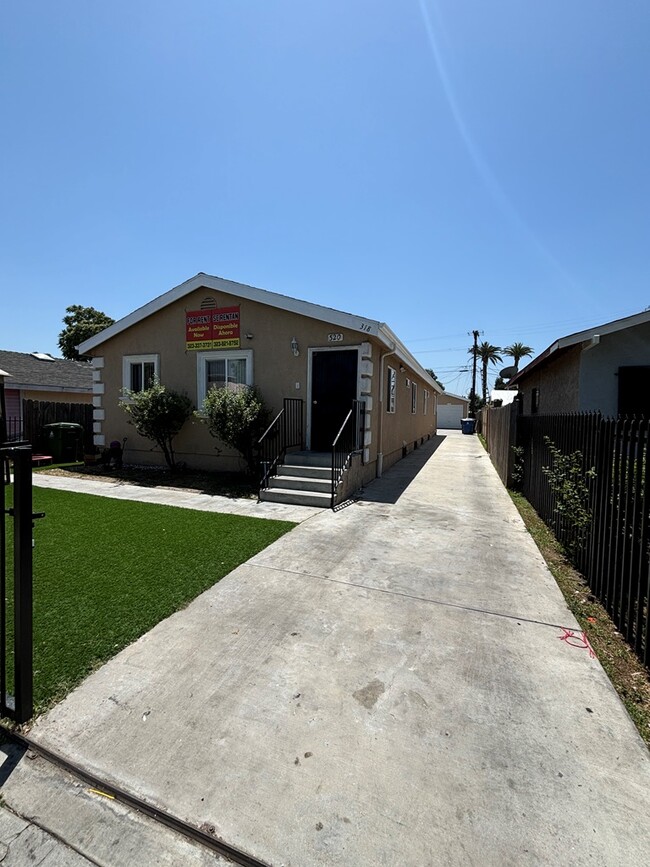 318 E 105th St in Los Angeles, CA - Foto de edificio - Building Photo