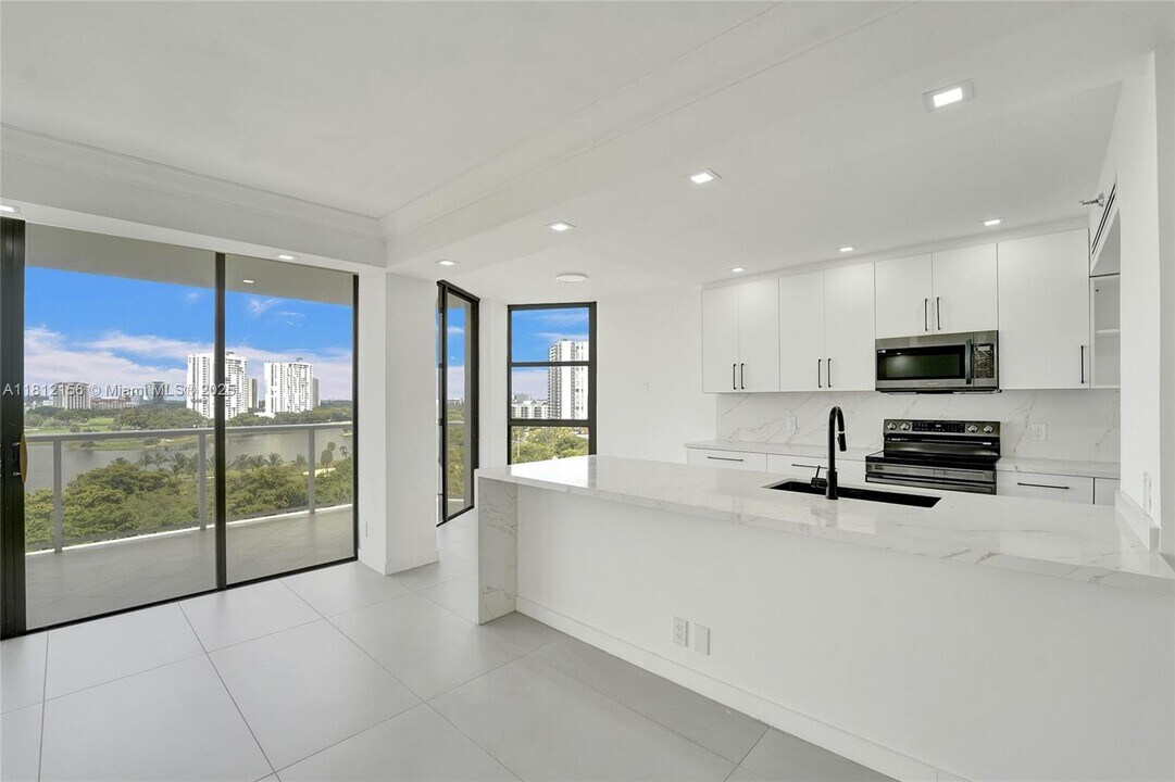20281 E Country Club Dr in Aventura, FL - Building Photo