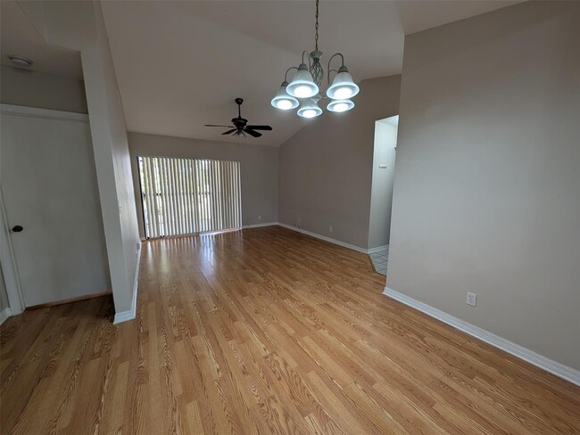 5741 Riverside Dr, Unit 201 in Coral Springs, FL - Foto de edificio - Building Photo