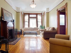 716 W Briar Pl, Unit Apt 1 in Chicago, IL - Building Photo - Building Photo