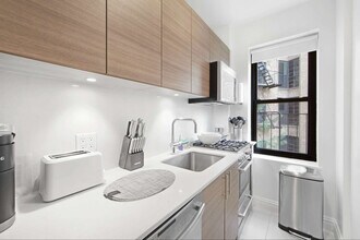 10 Downing St in New York, NY - Building Photo - Building Photo