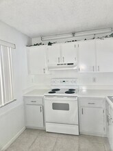 17000 NW 67th Ave, Unit 321 in Hialeah, FL - Building Photo - Building Photo