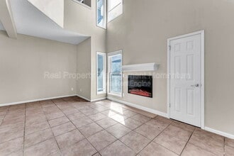 930 E Primrose St, Unit Apartment A2 in Springfield, MO - Foto de edificio - Building Photo