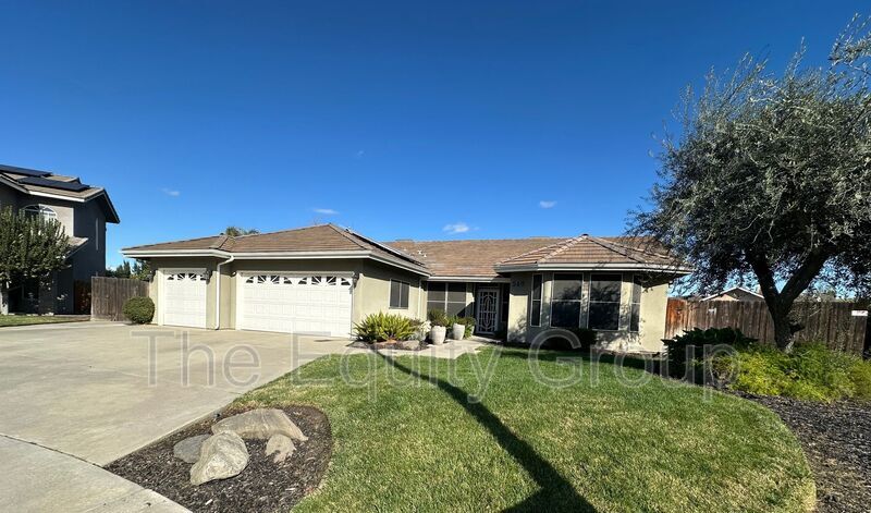540 W Birch Ct in Hanford, CA - Building Photo