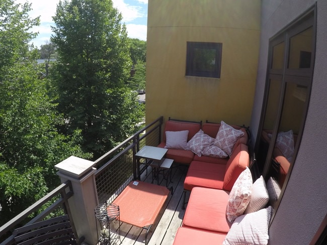 4732 Grand Ave S, Unit 201 in Minneapolis, MN - Foto de edificio - Building Photo