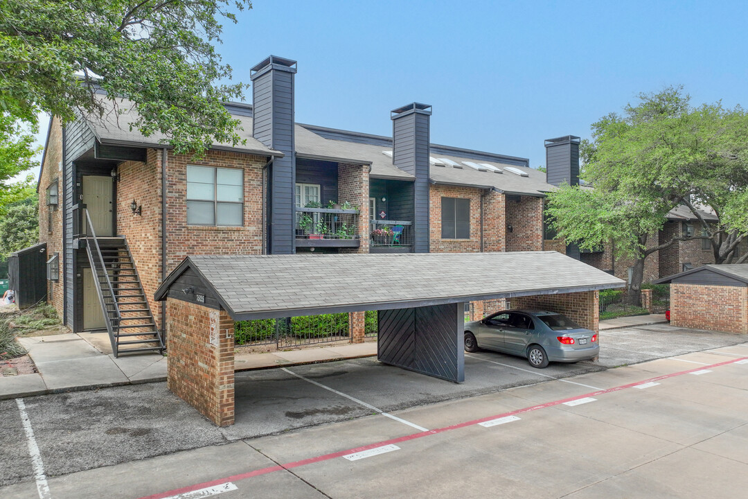 Holly Glen Condominiums in Dallas, TX - Building Photo