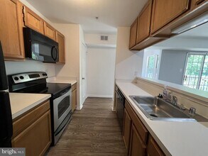 2071 Alice Ave-Unit -304 in Oxon Hill, MD - Building Photo - Building Photo