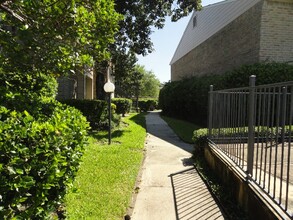 8201 Richmond Ave, Unit 18 in Houston, TX - Foto de edificio - Building Photo