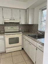 8325 7th Way N in St. Petersburg, FL - Foto de edificio - Building Photo