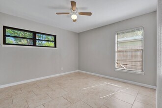 310 E Hutchins Pl in San Antonio, TX - Building Photo - Building Photo