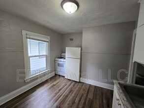 408 1/2 Locust St in Waterloo, IA - Building Photo - Building Photo