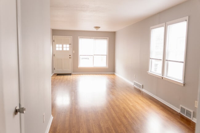 12302 Milligan Ave in Cleveland, OH - Foto de edificio - Building Photo