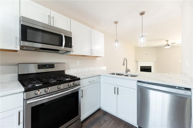 547 Harbor Lake Ct in Marietta, GA - Foto de edificio - Building Photo