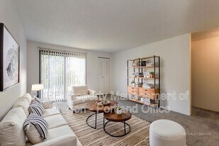 14200 NE Sandy Blvd in Portland, OR - Building Photo