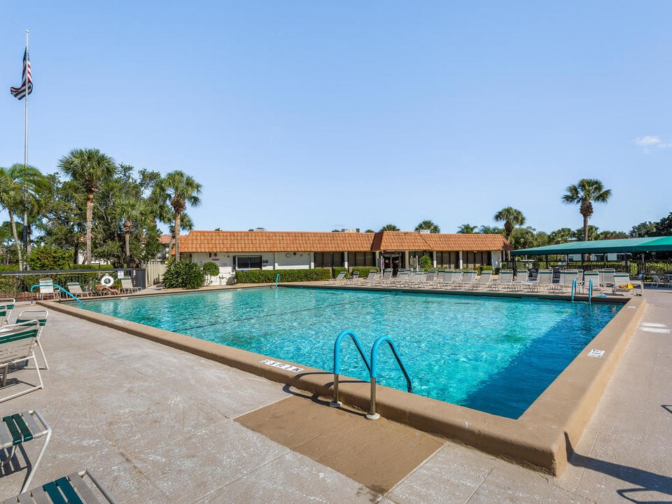 4369 27th Ct SW, Unit 104 in Naples, FL - Building Photo