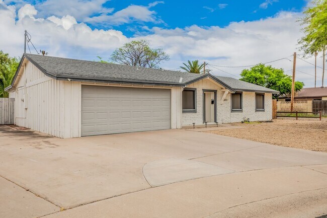 10833 N 38th Pl in Phoenix, AZ - Building Photo - Building Photo