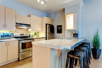 453 Rue Sainte-Catherine O in Montréal, QC - Building Photo - Building Photo