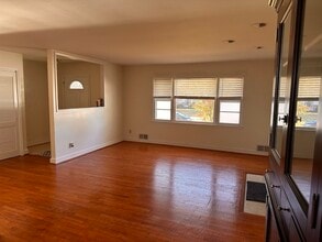 5233 Queensberry Ave in Springfield, VA - Foto de edificio - Building Photo