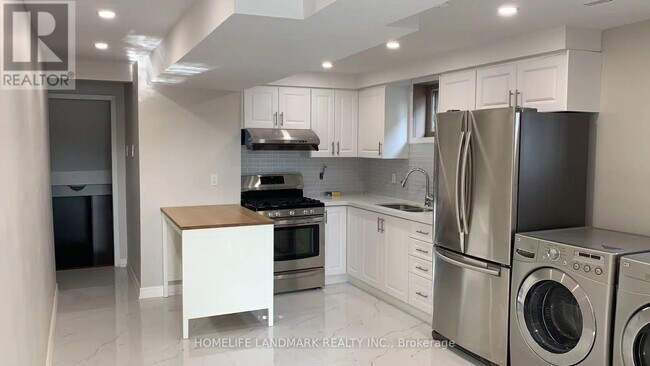 93 Shawnee Cir in Toronto, ON - Building Photo - Building Photo