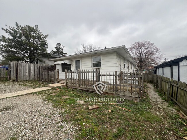 property at 805-805-805-802 S Worth Ave